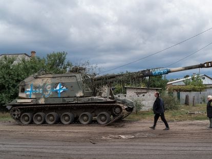 Un cañón de artillería autopropulsado ruso, pintado por las fuerzas ucranias, el 14 de septiembre en Izium, en la provincia de Járkov.