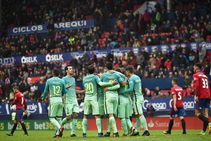 Messi es felicitado por sus compañeros tras marcar el segundo gol del Barcelona.