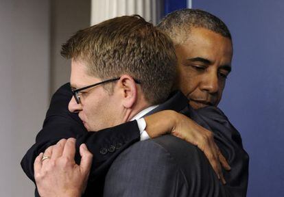 Barack Obama abraza a Jay Carney, hoy en su despedida de la Casa Blanca. 