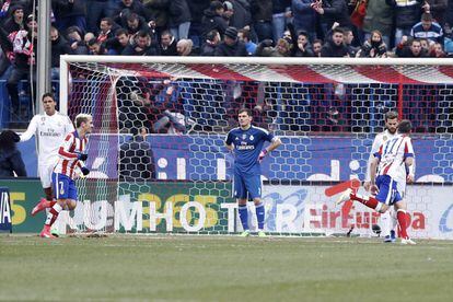 Iker Casillas tras el segundo gol del partido marcado por el atlético Saúl.