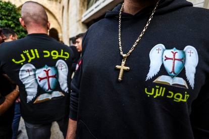 Un grupo de chaveles visten camisetas y sudaderas negras. Se hacen llamar el Ejército de Dios, un movimiento importado hace dos o tres meses desde Líbano. Lucen un logotipo con la biblia, unas alas blancas y una cruz.