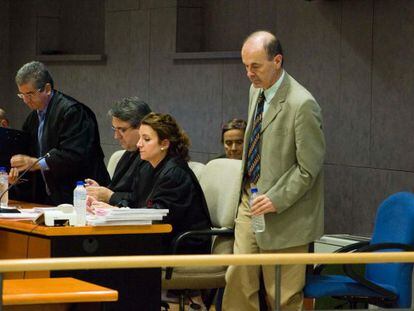 Goiriena, de pie, se prepara para prestar declaración durante la sesión del juicio.