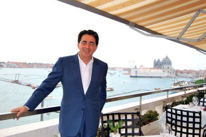 Foto de archivo de Santiago Calatrava en una terraza en Venecia, donde contruyó su polémico puente sobre el Gran Canal.