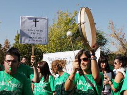 Manifestantes con las camisetas verdes reivindicativas.