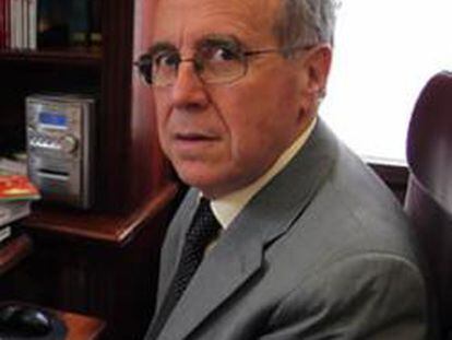 El presidente de la CNC, Luis Berenguer, respondiendo las preguntas de los lectores de CincoDías.com.