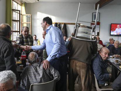 El presidente de la Diputación de Cuenca, el popular Benjamín Prieto, en una ruta de precampaña en Ledaña.