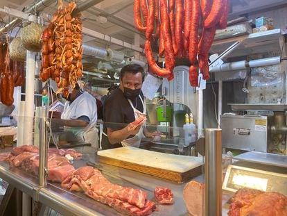 Isaac García, comerciante de carne de puerco en el mercado público de la colonia Escuadrón 201.