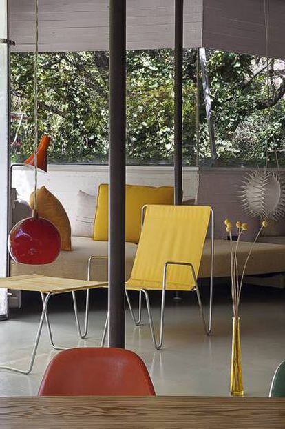 En el salón, la chimenea es un diseño de Selgascano. La silla amarilla es el modelo Daw Eames en fibra de vidrio; la negra, el modelo Butterfly, de Paulin. Abajo, silla Bachelor, de Verner Panton.