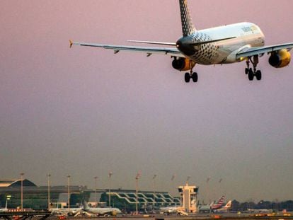 Un avión de Vueling en el aeropuerto de Barcelona-El Prat