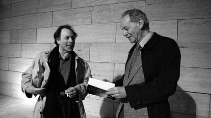 Javier Marías y Eduardo Mendoza, durante la presentación del libro del primero, 'Cuando fui mortal', en Barcelona en 1996.