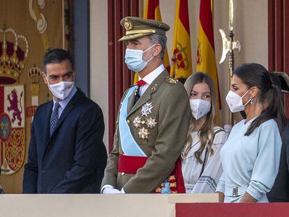 El rey Felipe VI y la reina Letizia presiden el desfile militar por la Fiesta Nacional en el paseo de La Castellana, en Madrid.