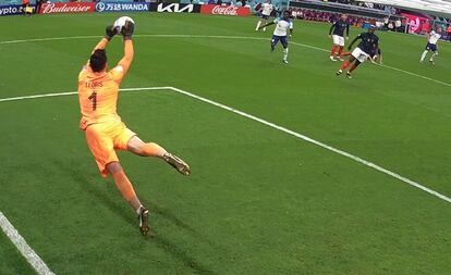 Hugo Lloris, realizando una parada ante un disparo de fuera del área.  