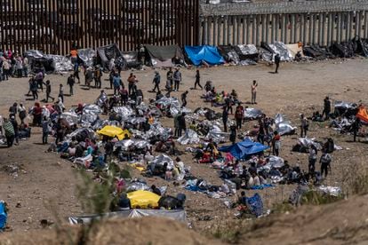 Migrantes resguardados por la Patrulla Fronteriza  en un campamento improvisado entre los dos muros que dividen Tijuana con San Diego.
