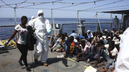 Inmigrantes rescatados cerca de la costa libia el pasado jueves en una imagen cedida por las Fuerzas Armadas alemanas.
