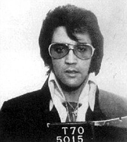 Elvis Presley fue arrestado en los años cincuenta por exceso de velocidad. Repitió ese momento años después con esta instantánea, tomada en 1970 durante su visita a las oficinas oficiales del FBI.