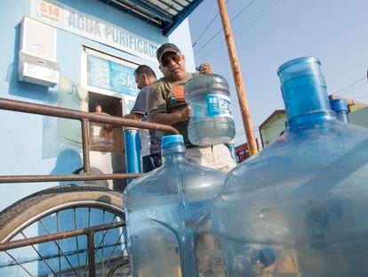Vecinos del municipio de Juárez (Estado de Nuevo León), compran agua en garrafones para enfrentar la escasez de agua potable, el 8 de junio de 2022.