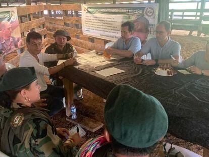 El comisionado de Paz, Danilo Rueda, reunido con miembros del Estado Mayor Central, una disidencia de las FARC.