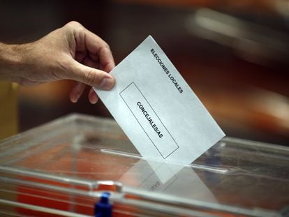 Un ciudadano deposita su voto en las elecciones municipales de 2015.