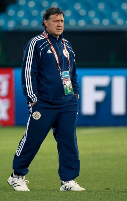 Gerardo el <i>Tata</i> Martino durante un entrenamiento de Paraguay y Sudáfrica.