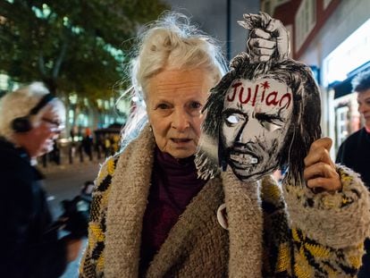 La diseñadora de modas británica, la dama Vivienne Westwood, durante una protesta en solidaridad con Julian Assange, fundador de Wikileaks, el 5 de noviembre de 2019 en Londres.