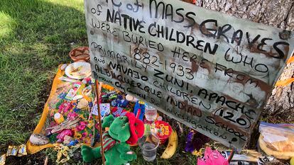 Homenaje a las decenas de niños que murieron hace más de un siglo en un internado de Albuquerque (Nuevo México).
