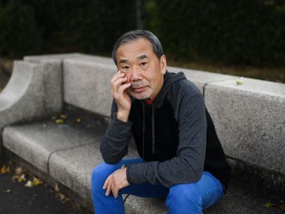 Haruki Murakami, en 2020, sentado en un banco de Tokio.