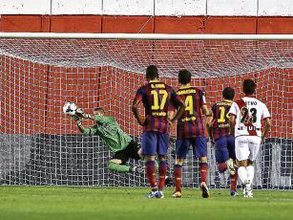 Valdés detiene un penalti en el partido de la primera vuelta.