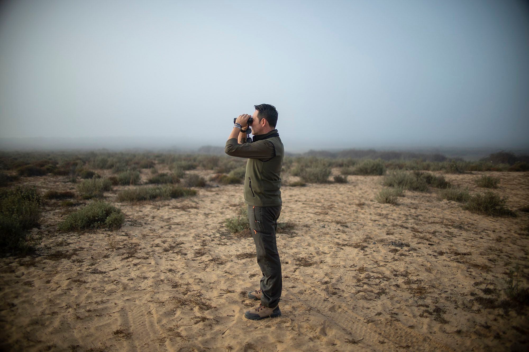 Jaime Robles Caro, vigilante de la Reserva Biológica de Doñana, observaba la laguna de Santa Olalla. 