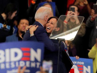 Kamala Harris abraza a Joe Biden, durante un acto en Detroit, Michigan, en marzo pasado.