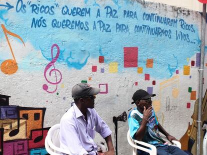 “Los ricos quieren la paz para continuar ricos, nosotros queremos la paz para continuar vivos”. Grafiti en una de las paredes de la favela de Santa Marta.