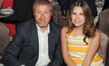 Roman Abramovich y su pareja.