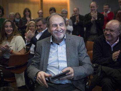 Josep Maria Benet i Jornet recibe una ovaci&oacute;n ayer en la entrega de la Medalla de Honor de la SGAE.