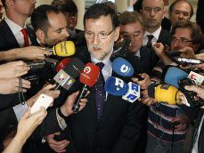 GRA70 MADRID,46/2012.- El presidente del Gobierno, Mariano Rajoy, contestas a las preguntas de los periodistas  a su llegada al Senado donde se reuni&oacute; con los miembros del grupo popular en esa c&aacute;mara. Rajoy ha considerado hoy que la bajada del paro registrado en mayo le reafirma en que la pol&iacute;tica econ&oacute;mica que est&aacute; llevando a cabo el Ejecutivo es &quot;la adecuada&quot;. EFE/J.J.Guillen