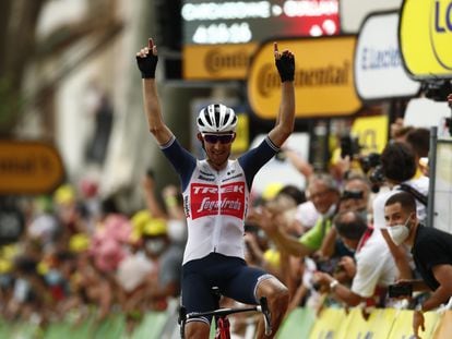 Bauke Mollema cruza la meta el primero en la 14ª etapa del Tour de Francia.