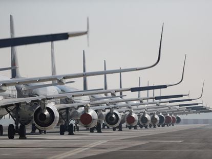 Varios aviones, aparcados en el aeropuerto de Santiago de Chile ante la falta de uso durante la pandemia.