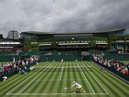 Bucsa devuelve de revés durante el partido contra Rakhimova en las instalaciones de Wimbledon.