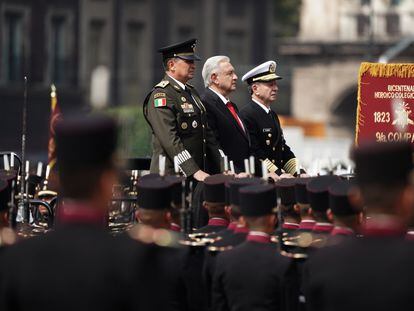 El presidente López Obrador acompañado del secretario de la Defensa Nacional, Crescencio Sandoval y el Almirante José Rafael Ojeda secretario de Marina.