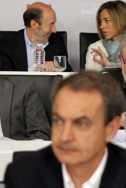 Zapatero, difuminado en primer plano; al fondo dos de los posibles sucesores: Carme Chacón y Alfredo Pérez Rubalcaba.