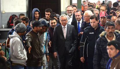 Jean-Claude Juncker visita un centro de registro de extranjeros, ayer en Passau (Alemania), el 8 de octubre de 2015.
