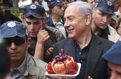 Benjam&iacute;n Netanyahu en una visita de campa&ntilde;a a un mercado de Jerusal&eacute;n. 