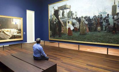 Un visitante del Museo de Málaga contempla 'La bendición del campo'.