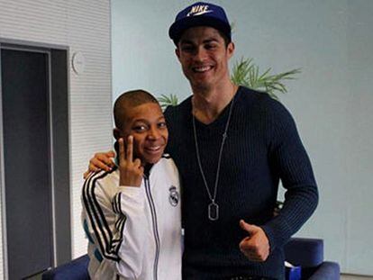 Mbappé junto a Cristiano Ronaldo durante la visita del jugador francés a Valdebebas en 2012.