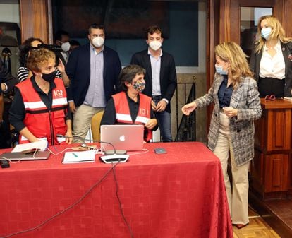 La ministra de Transportes, Raquel Sánchez, saluda a Carmen López ante la mirada de María José Blanco, en una de las ocasiones en las que coincidieron en la isla, el 8 de noviembre.