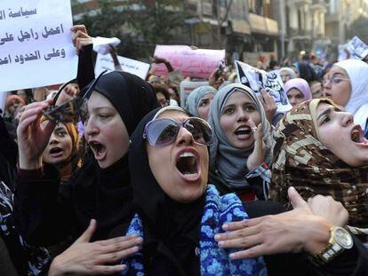 Mujeres egipcias participan en la manifestaci&oacute;n convocada para pedir que se respeten sus derechos, hoy en El Cairo