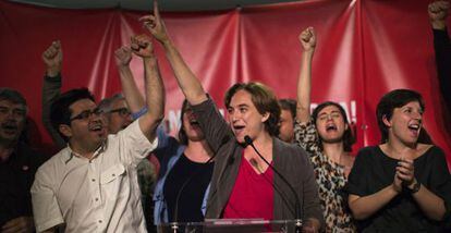 Ada Colau celebra su victoria en la alcaldía de Barcelona.