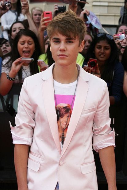 La camiseta de Kelly Kapowski en "Salvados por la campana" de Bieber dio la vuelta al mundo. Es de Urban Outfitters. La americana que la acompaña es de D&G.