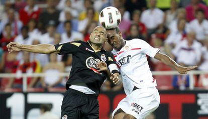 Manuel Pablo y Konko saltan por un balón dividido.