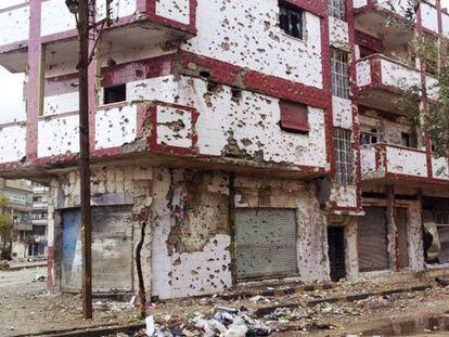 Uno de los edificios de viviendas en la ciudad de Homs, en Siria, donde puede apreciarse los daños causados por los enfrentamientos entre las fuerzas del régimen y los opositores.