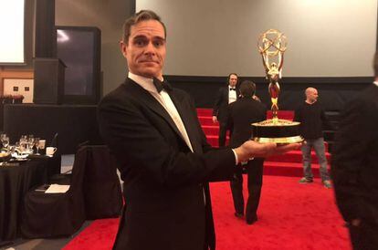 Tony Dalton, con el Emmy para 'Sr. Ávila'.