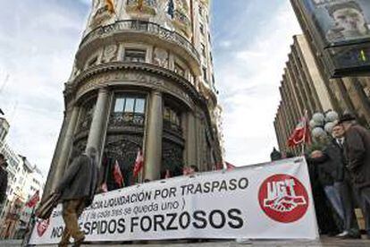 Los trabajadores del Banco de Valencia protestan a las puertas de la sede central en Valencia contra el proceso de reestructuración de esta entidad. EFE/Archivo